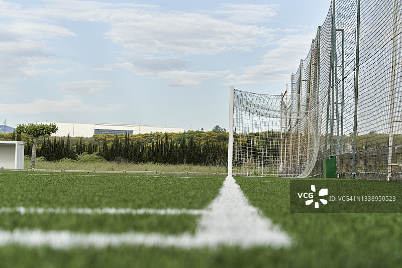 阳光明媚的日子里，绿草地上足球球门侧面图图片素材