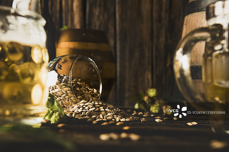 木桌上的冰镇啤酒与泡沫图片素材