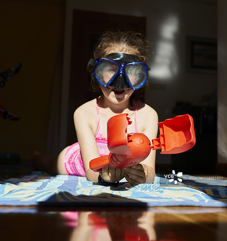 戴潜水面罩的女孩日光浴特写图片素材