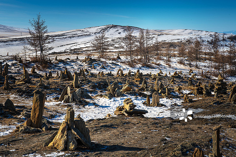 贝加尔湖雪山独特岩石地貌图片素材
