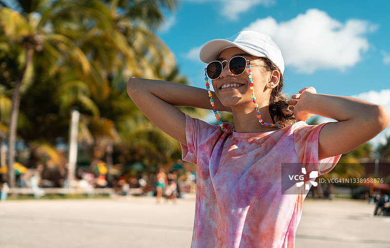 游客在沙滩享受晴朗一天图片素材
