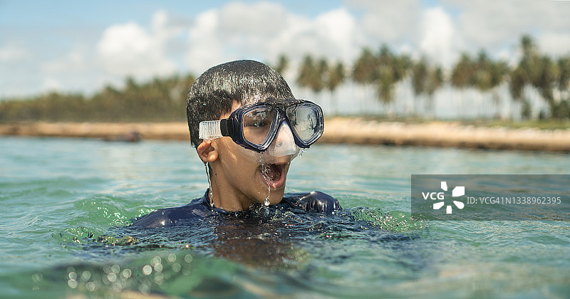 男孩在海中潜水图片素材