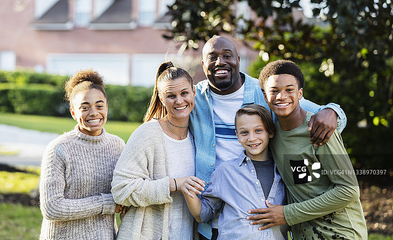 混合的多民族家庭，三个孩子的画像图片素材