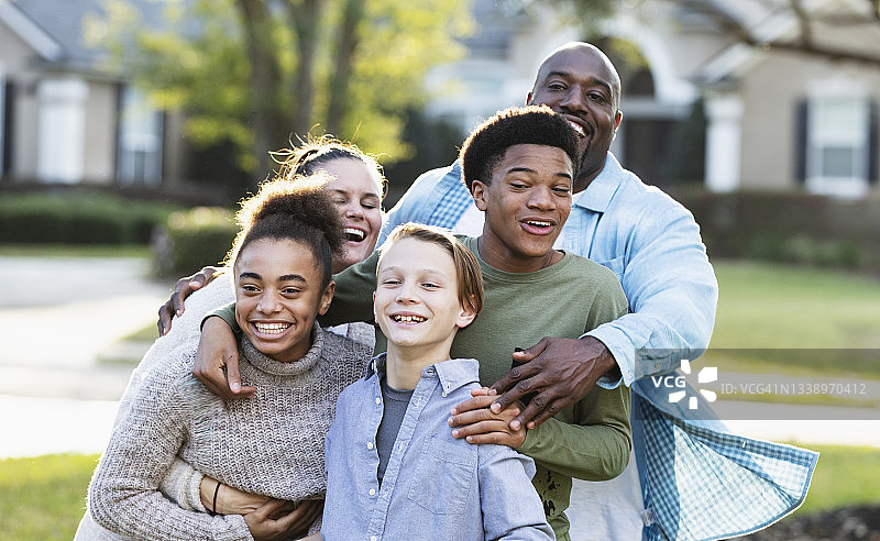 混合多种族的三孩家庭图片素材