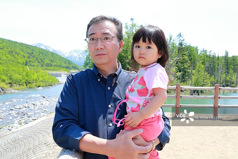 在美瑛白金青池，父亲抱着孩子图片素材