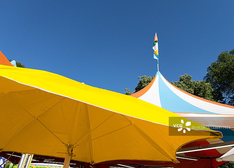 亮黄色庭院伞图片素材