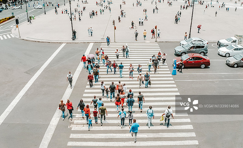 人群过马路鸟瞰图图片素材