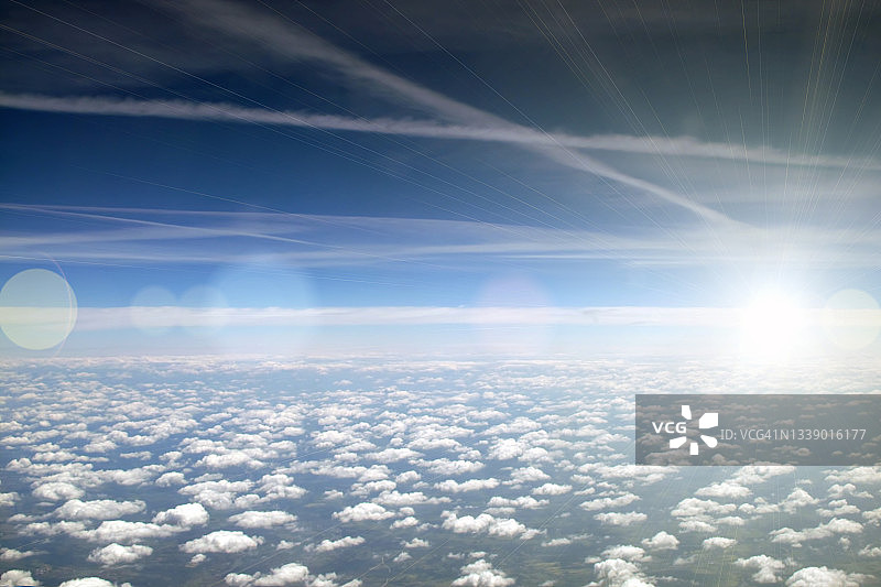 飞机上看到的朵朵白云地平线图片素材