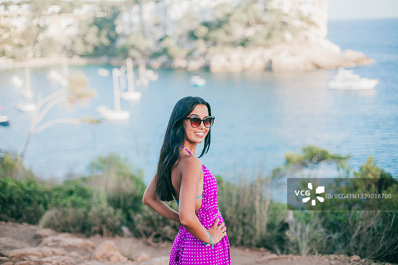 在西班牙马略卡岛卡拉海滩上快乐的西班牙裔年轻女子图片素材