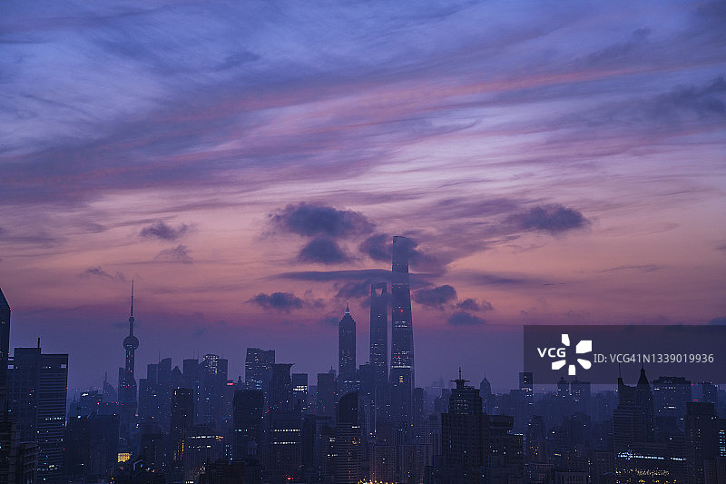 上海清晨的彩色云霞与美丽城市天际线图片素材