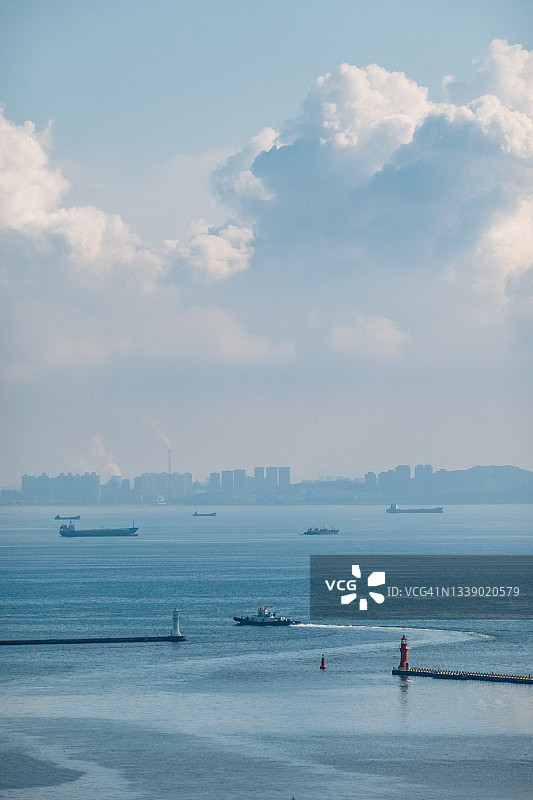 轮船驶离港口图片素材