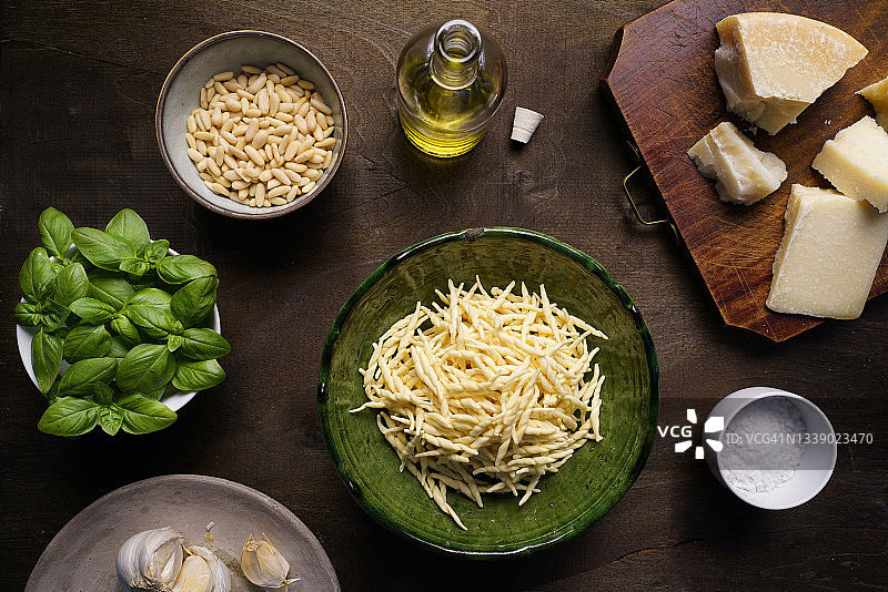 制作青酱的食材：罗勒、松子、大蒜、橄榄油、帕尔马干酪和佩科里诺干酪图片素材