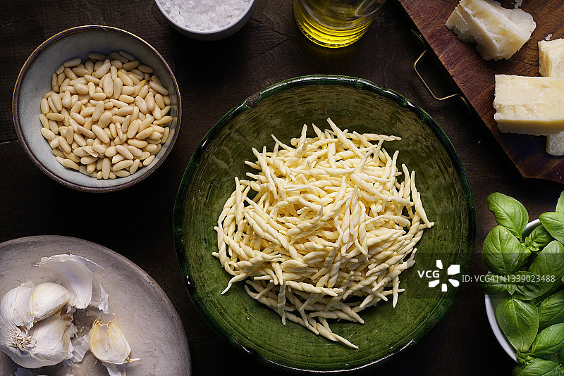 制作青酱的食材：罗勒、松子、大蒜、橄榄油、帕尔马干酪和佩科里诺干酪图片素材