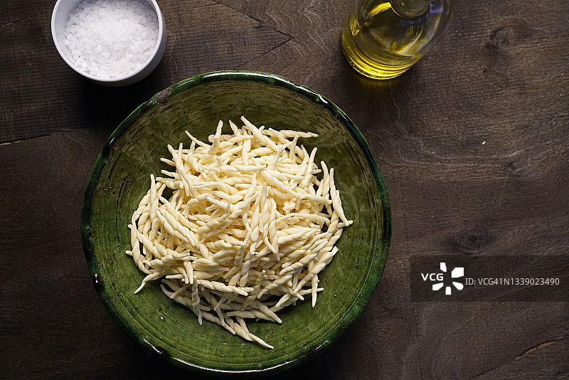 制作青酱的食材：罗勒、松子、大蒜、橄榄油、帕尔马干酪和佩科里诺干酪图片素材