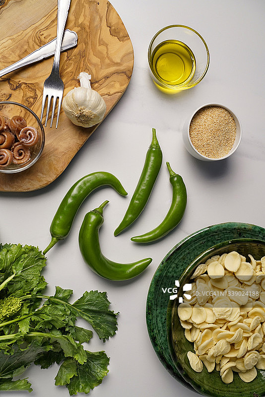 预制普利亚区特色猫耳朵面和萝卜缨的食材图片素材