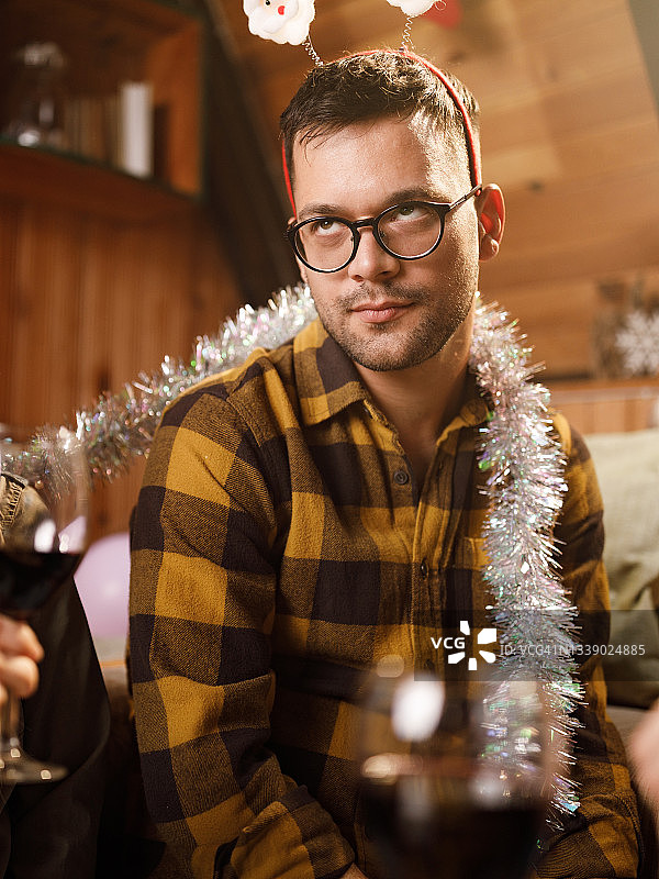 年轻男人在家里过圣诞节感到无聊图片素材
