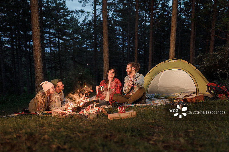 在树林里露营的幸福情侣图片素材