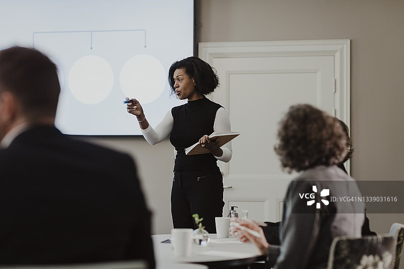 女商人在公司办公室的会议上讲解图片素材