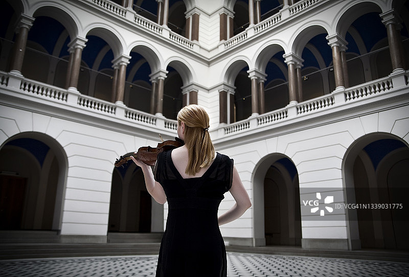 演奏小提琴的年轻女子图片素材