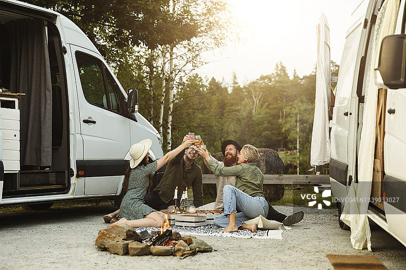 度假期间，朋友们在派对上举杯祝酒图片素材