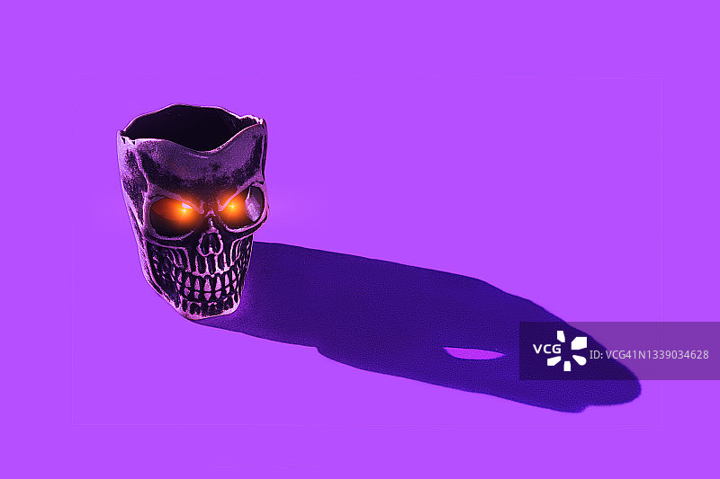 紫色薰衣草背景上的骷髅图案，万圣节概念图片素材