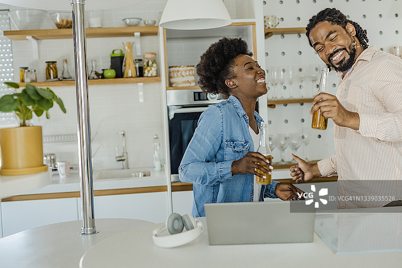 参加线上聚会图片素材