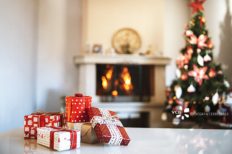 圣诞树和圣诞礼物装饰的美丽圣诞家居内饰图片素材