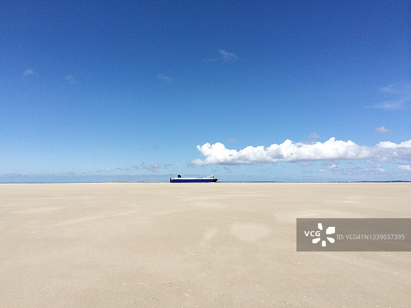 丹麦日德兰法诺岛海滩远眺船只图片素材