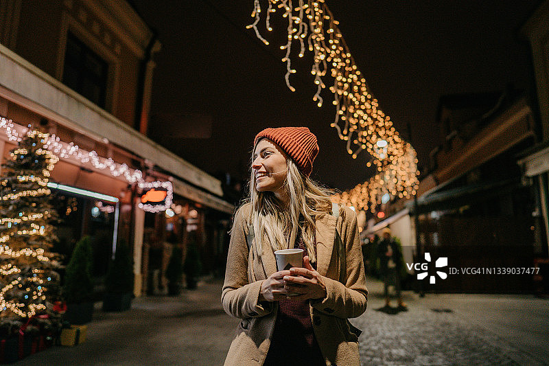 在圣诞节假期期间穿过小镇图片素材