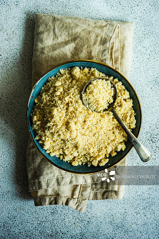 俯视一碗杏仁粉图片素材