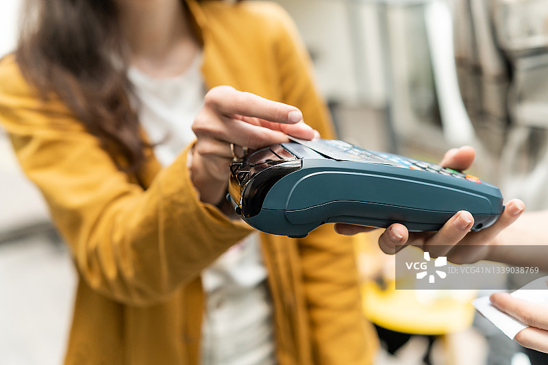 女人用信用卡进行非接触式支付图片素材