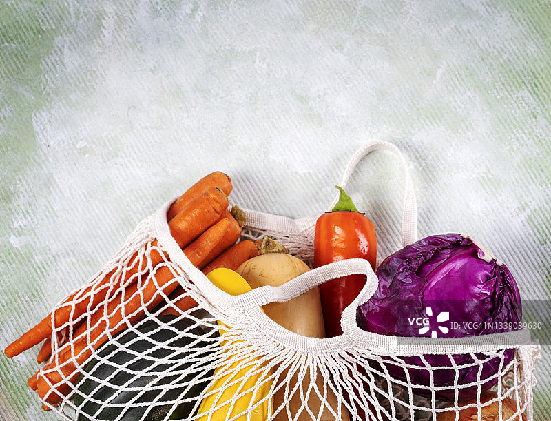 装有各种水果和蔬菜的可重复使用网袋图片素材