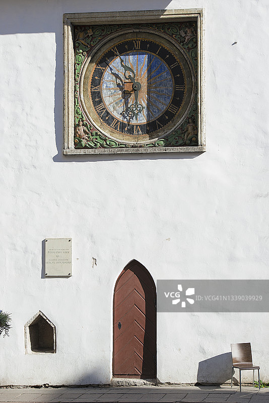 爱沙尼亚塔林圣灵教堂外墙时钟图片素材