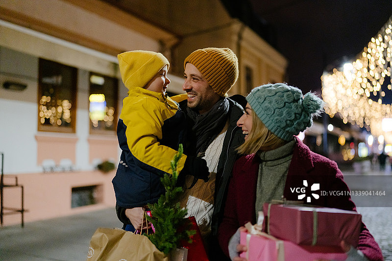 圣诞购物后的幸福家庭图片素材