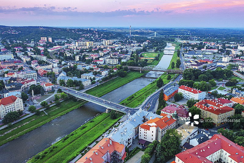 日落时波兰普热梅希尔市的航拍景色，以及桑河图片素材