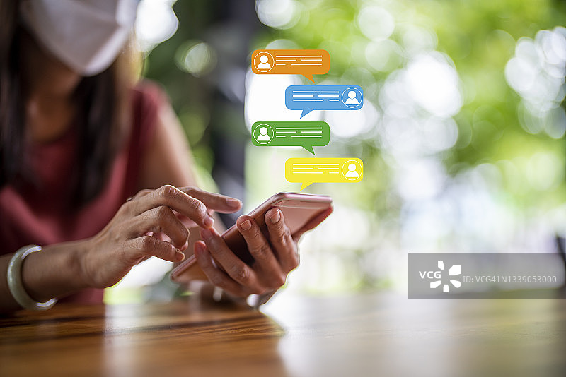 女人手在手机上打字图片素材