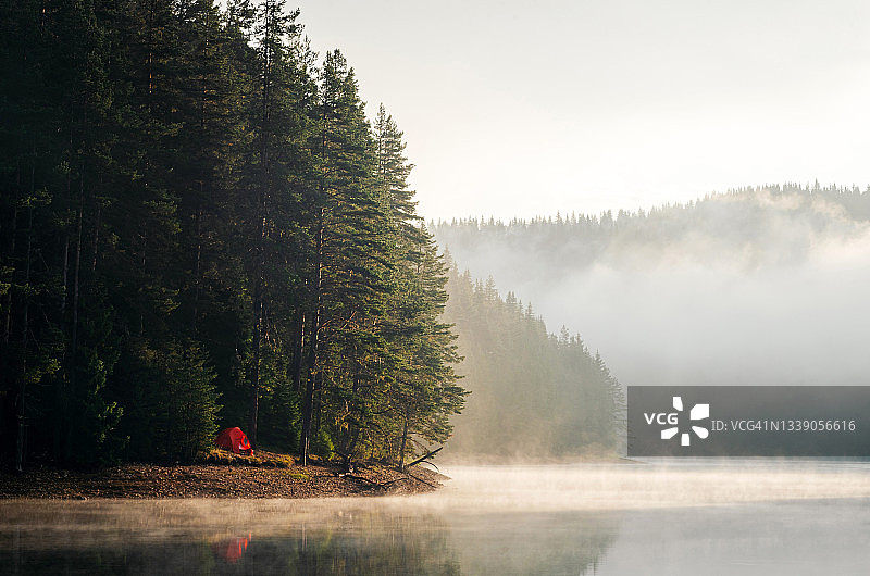 美丽湖泊上的晨雾图片素材