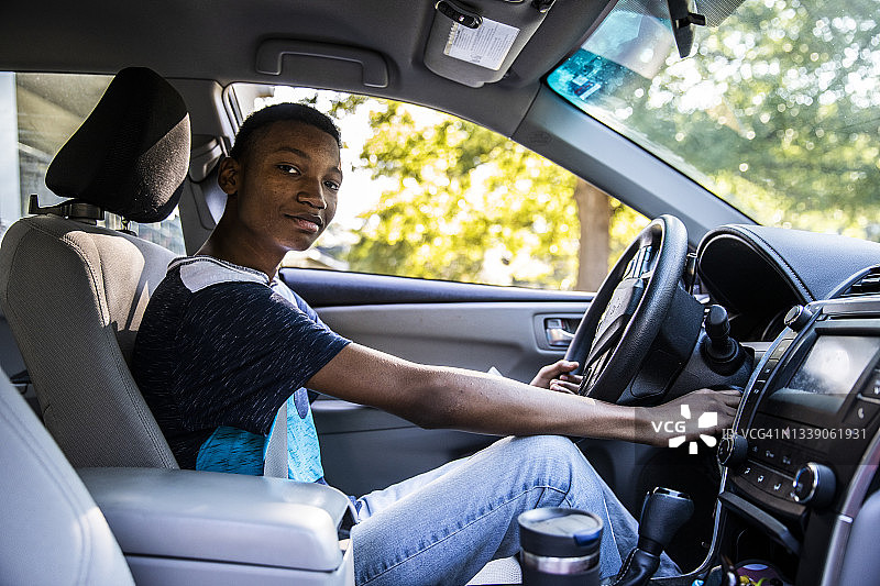 在第一辆车里的年轻男人 портрет图片素材