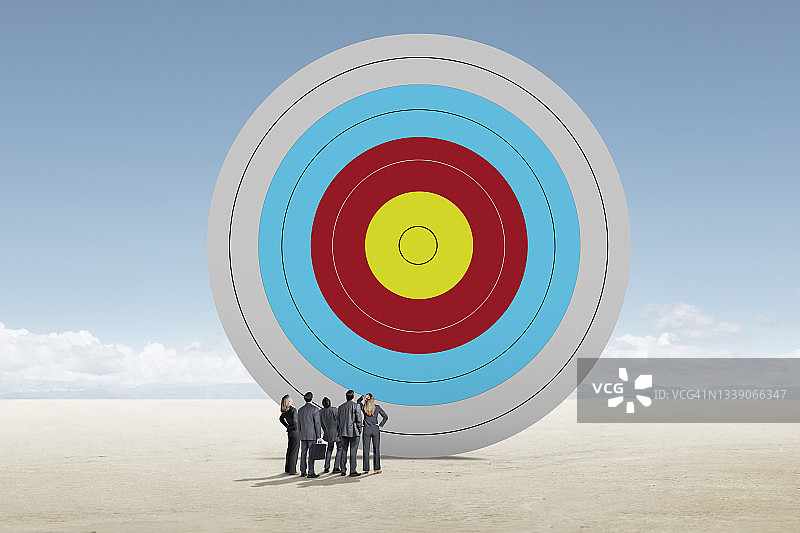一群商务人士仰望大型目标图片素材