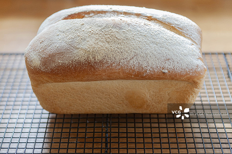 英国肯特郡利特尔本：在金属架上冷却的新鲜面包图片素材