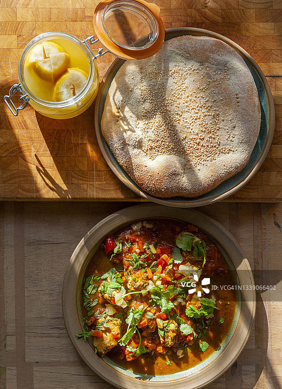 英国肯特郡利特尔本：腌柠檬鸡肉塔吉锅和摩洛哥乡村面包图片素材