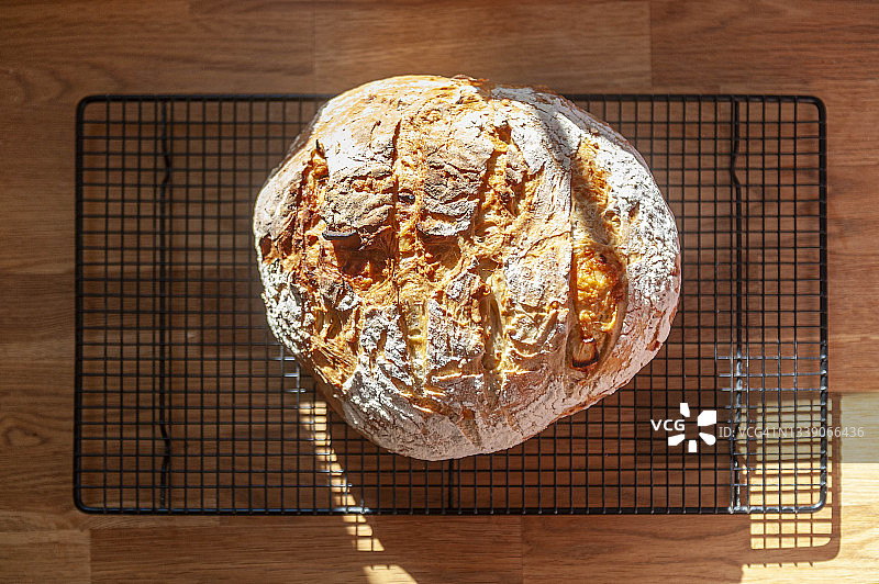 英国肯特郡利特尔本：铁丝架上冷却的新鲜切达奶酪苹果酸面包图片素材