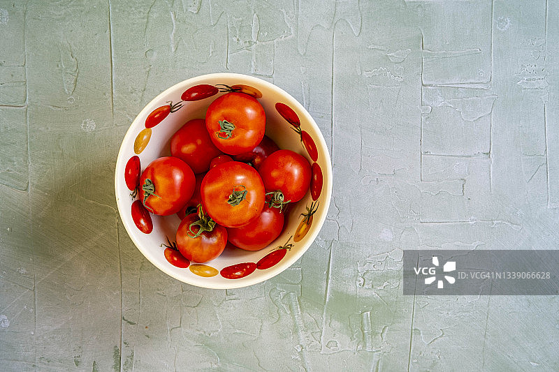 英国肯特郡利特尔本：碗里的新鲜番茄图片素材