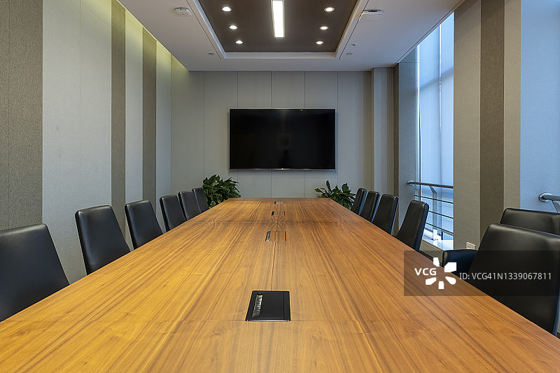 会议室里的成排椅子和桌子图片素材