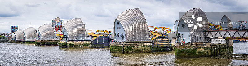伦敦泰晤士河河口堰全景：格林威治的防洪闸门图片素材