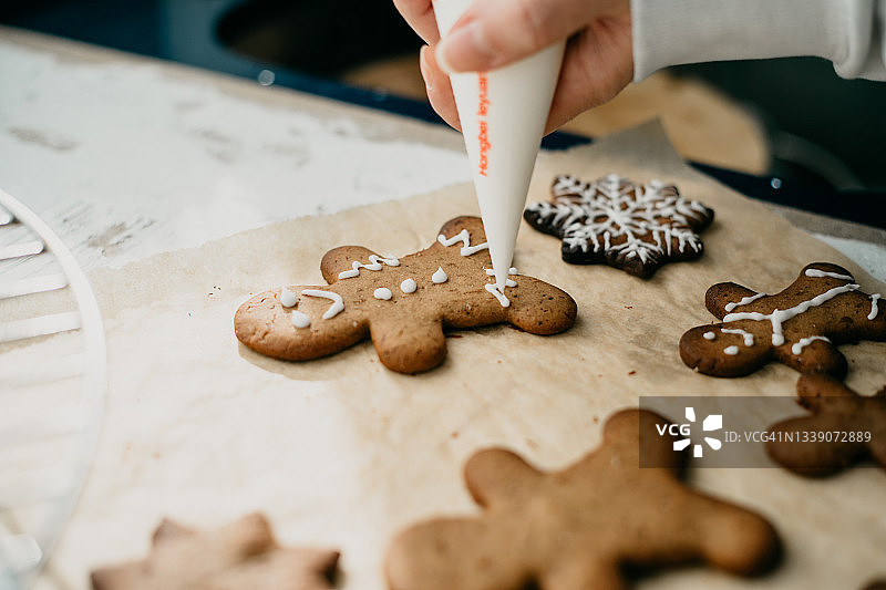 用白色糖浆装饰姜饼人图片素材