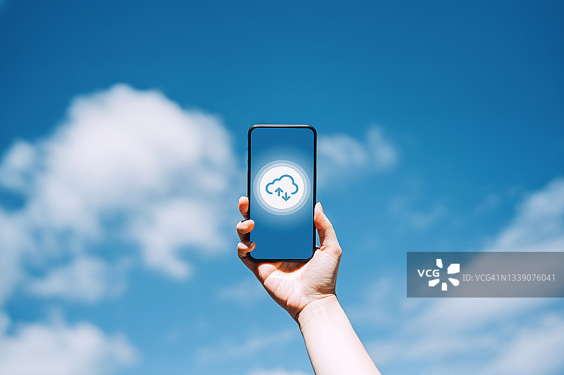 女人手持智能手机显示云计算图标图片素材