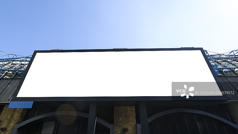 天空背景上的空白广告屏幕图片素材
