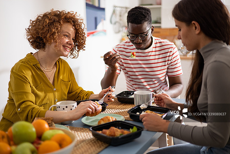 朋友们在家聚餐图片素材
