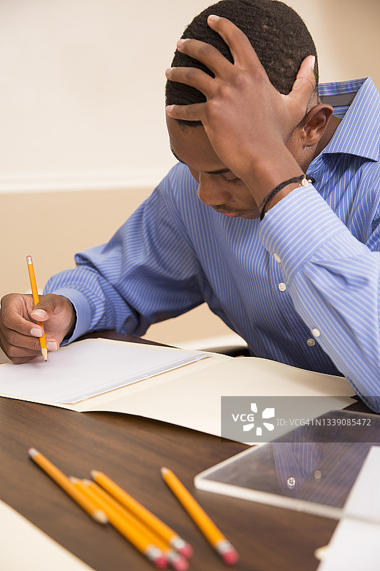 坐在桌旁为决策苦恼的商人图片素材